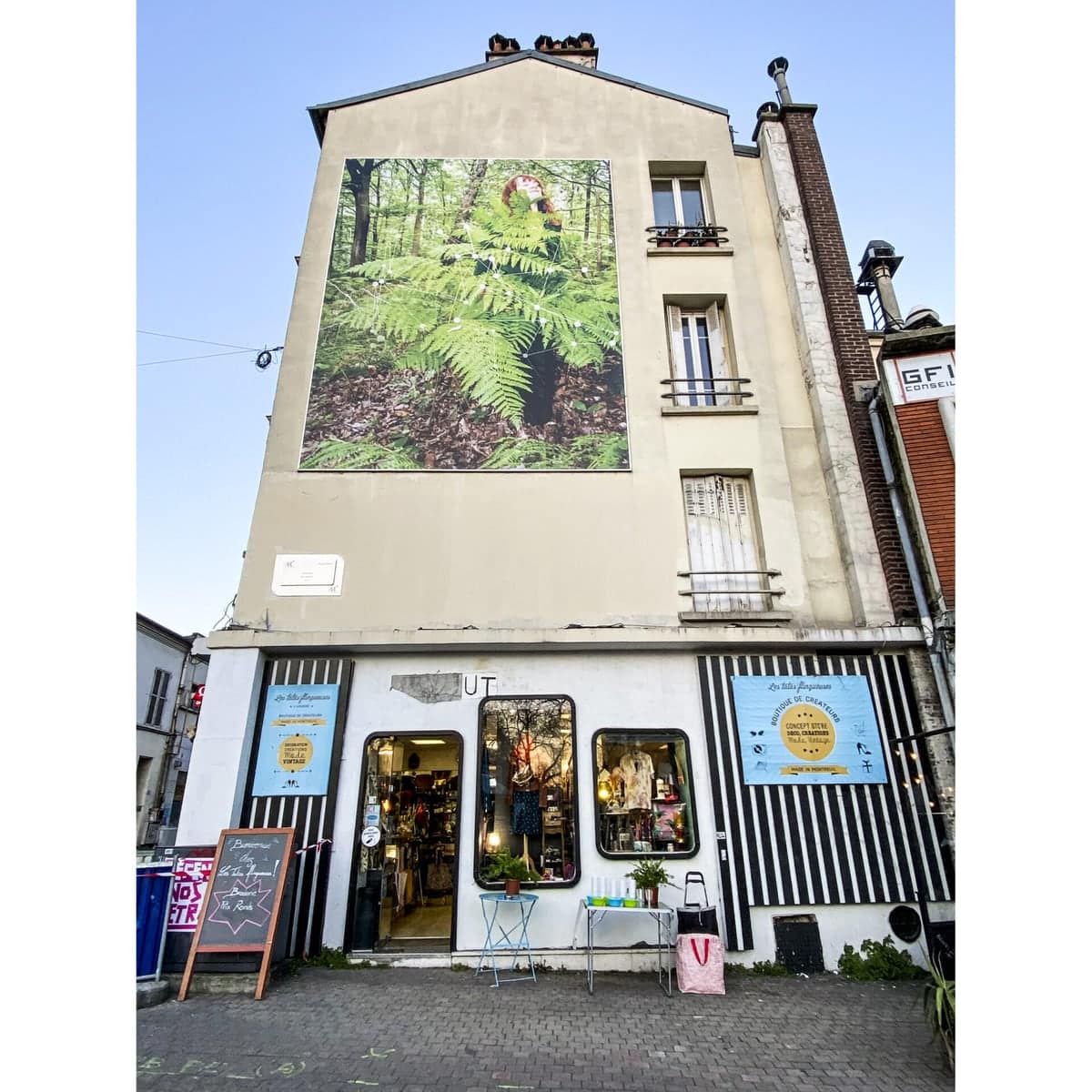 Shinrinyoku : fresque d'une femme dans les fougères sur le pignon d'un immeuble de Montreuil